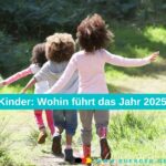 drei kleine Kinder laufen über eine Wiese